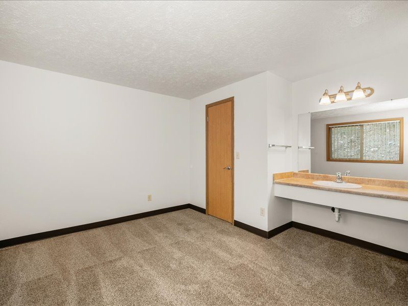 Primary bedroom w/vanity, unit style 2A